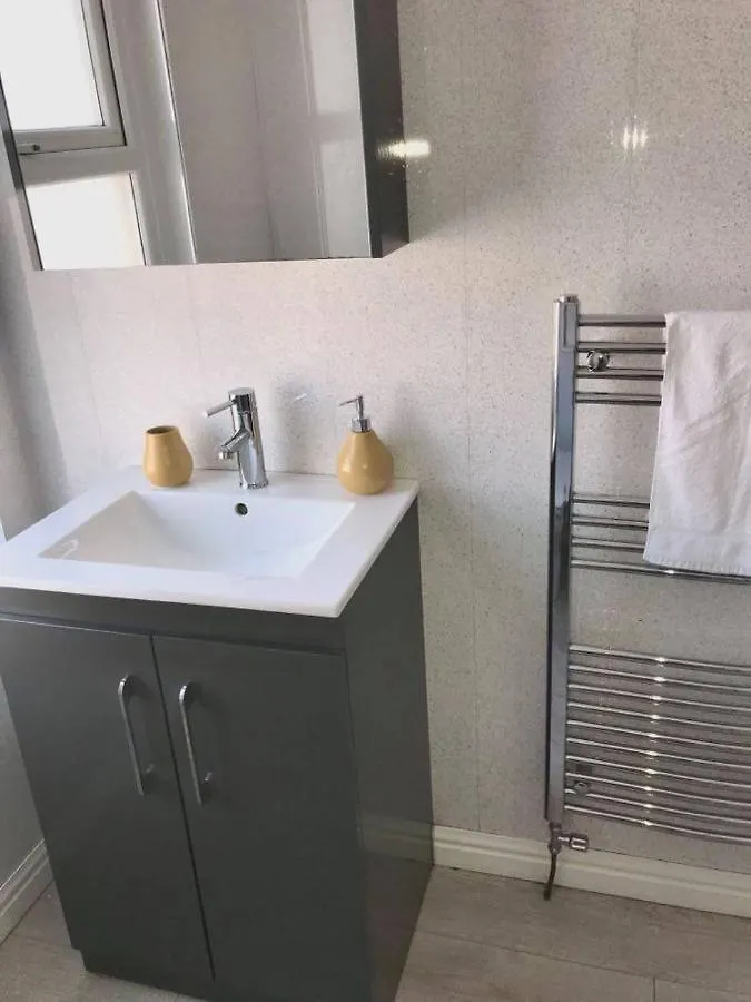 4 Double Beds City House, Virgin Tv Wifi Free Parking Villa Cardiff Holiday home