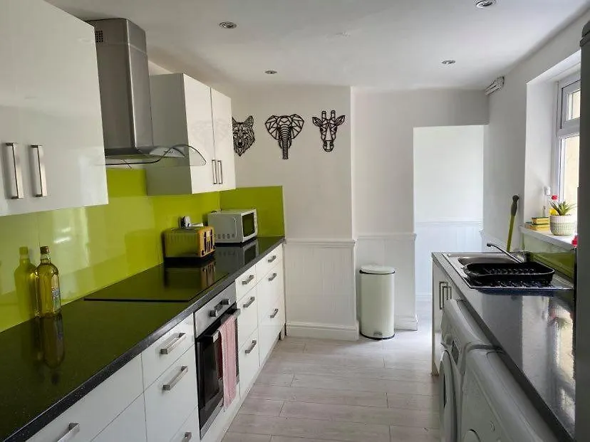 4 Double Beds City House, Virgin Tv Wifi Free Parking Villa Cardiff