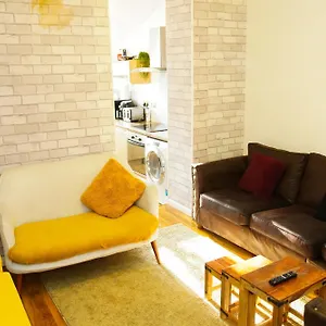 Holiday home 5 Bedroom House Near City., Cardiff
